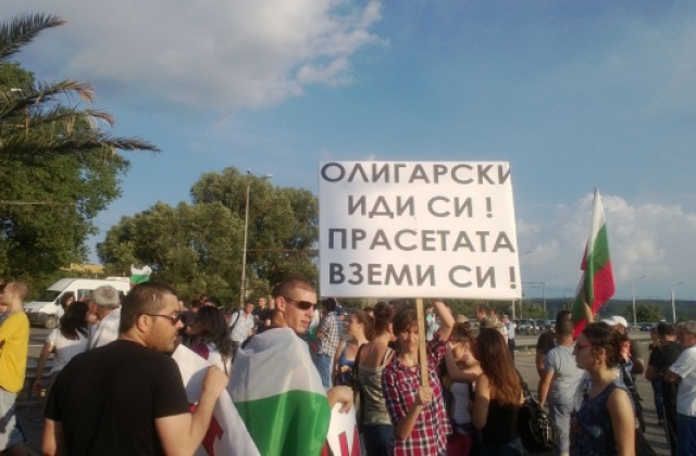 Отново 1000 на протест във Варна, блокираха Аспарухов мост