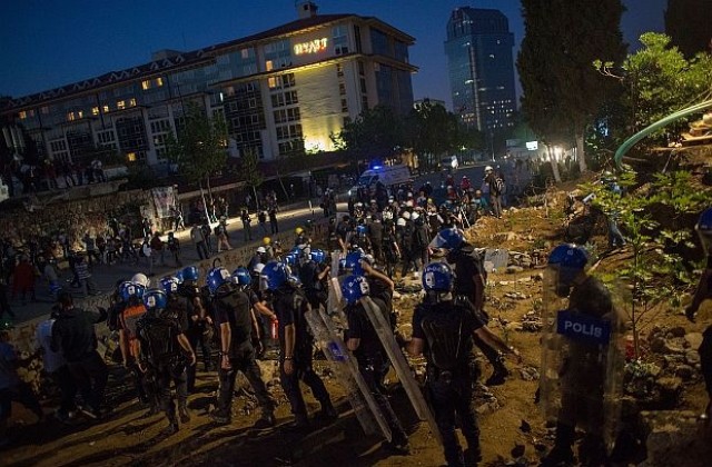 Турската полиция срина със земята палатковия лагер в парка Гези