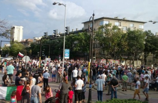 Бунтът продължава трети ден