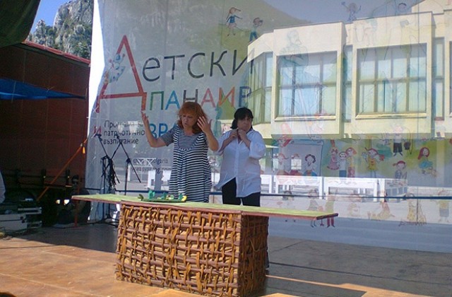 Представление на открито зарадва малки и големи във Враца