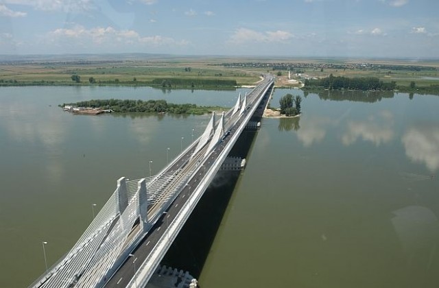 Само за ден стотици румънци и българи преминаха по новия мост над Дунав