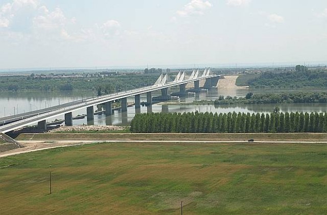 Стотици румънци и българи преминаха по новия мост над Дунав