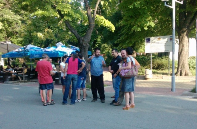 В Шумен и днес протест нямаше, десетина се събраха на среща-дискусия