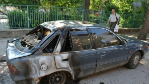Запалиха кола пред детска градина в Хасково