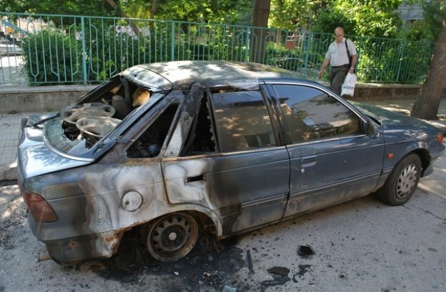 Запалиха кола пред детска градина в Хасково