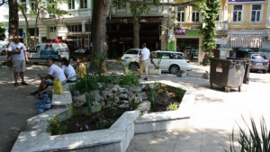 Дакелите почистиха градинката на Мусала търсят й осиновител