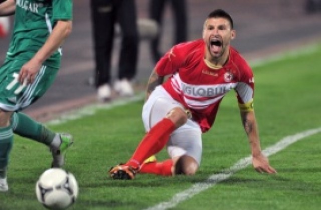 Черни вече тренира с ЦСКА, Бандаловски – не