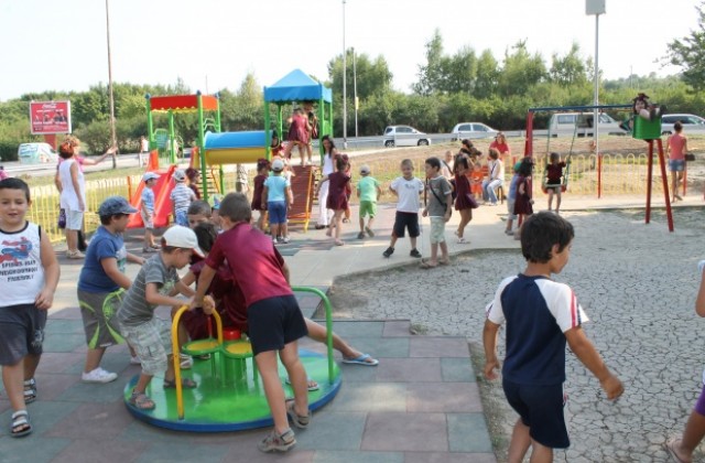 Обновяват детските площадки в Търговище