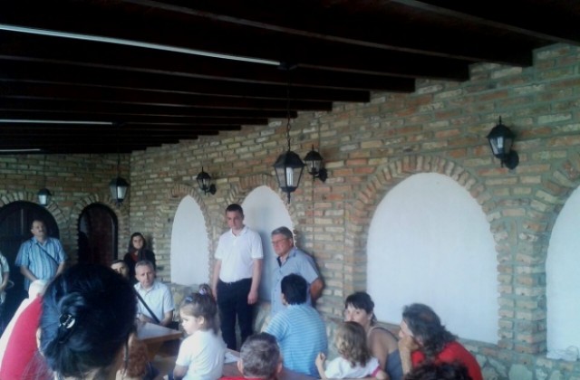 Жители на Пчелина потърсиха съдействие от Иван Портних, искат канализация и осветление