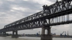 Откриха осем емигранти в тайник на микробус