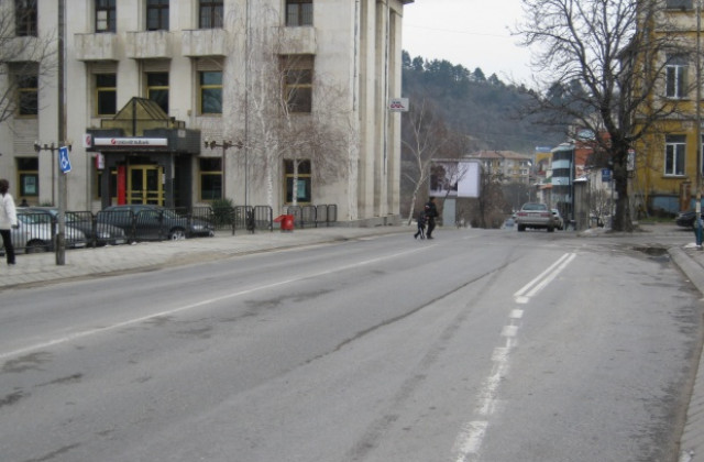 Поставят табели и легнали полицаи в Дупница