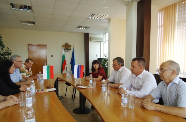 Новият губернатор първо събира кметовете, после се среща с руски побратим