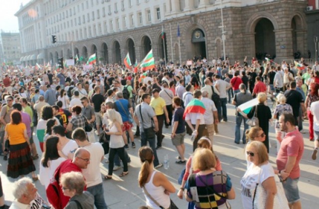 Хиляди отново изпълниха площадите с искане за оставка на кабинета