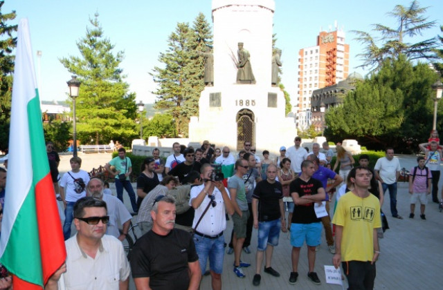 Близо 80 протестиращи във В. Търново поискаха оставка на правителството и промени в Изборния кодекс