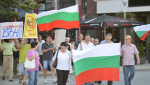 40 протестираха в Казанлък Сдърпаха се заради партийни флагове