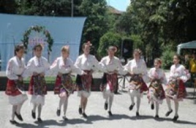 Дряновски фолклорни танцьори с първо място на фестивал