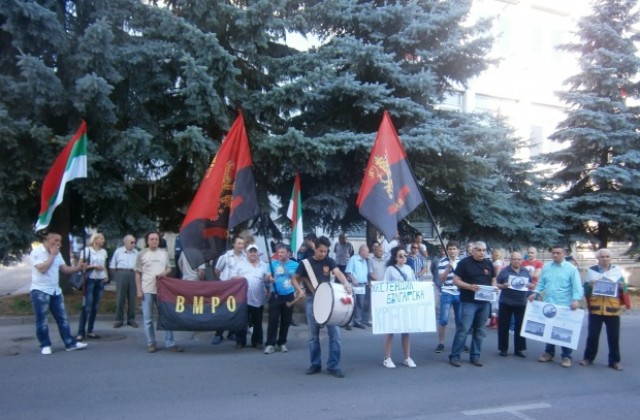 Стотици на протест пред съдебната палата в Кюстендил срещу претенциите на Мюсюлманското изповедание