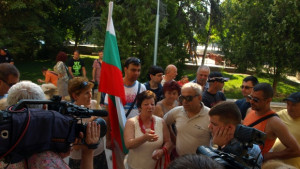Божана Апостолова поведе протестите пред Областна управа