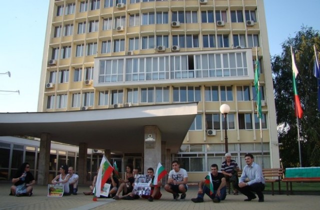 В Димитровград символично обърнаха гръб на властта. Хасково отново без протест