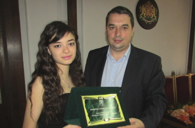 Възпитаничка на СОУ Вичо Грънчаров получи плакет за изключителни постижения