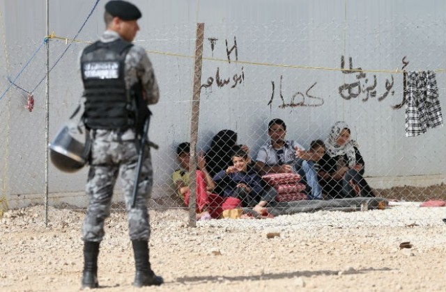 Войни и кризи гонят по човек на всеки 4,1 секунди от дома му