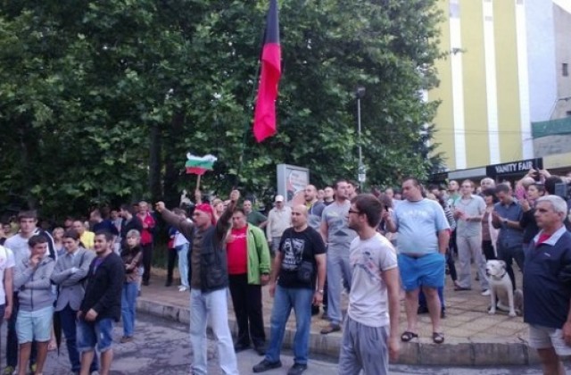 Хора с черни фланелки провокирали мирно протестиращите във Варна