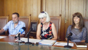 Деца рисуват по мотиви от любими български песни