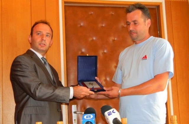 Отличиха служител на бензиностанция, върнал забравен портфейл с 3000 евро