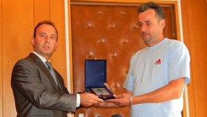 Отличиха служител на бензиностанция върнал портфейл с 3000 евро