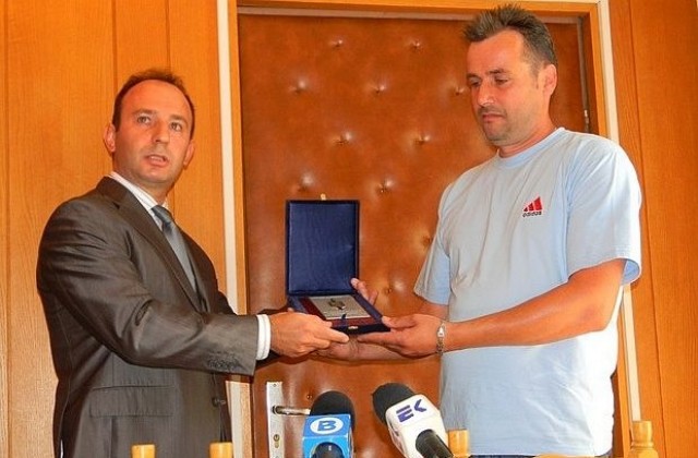 Отличиха служител на бензиностанция, върнал портфейл с 3000 евро