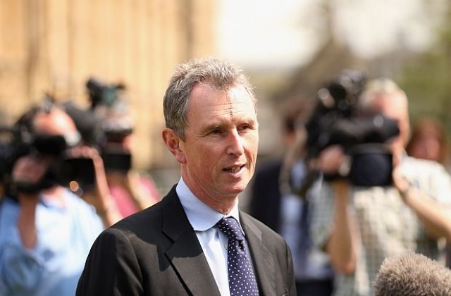 Арестуваха британски депутат по обвинения за изнасилване на мъже