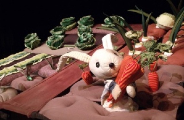 Зайчето Питър се среща с великотърновските деца