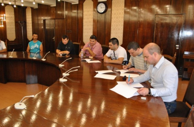 Кметът подписа споразумение с риболовците