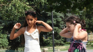 Държавата дискриминира децата с напълно увреден слух