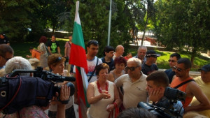 И Спас Гърневски се включи в протеста срещу Каймаканов
