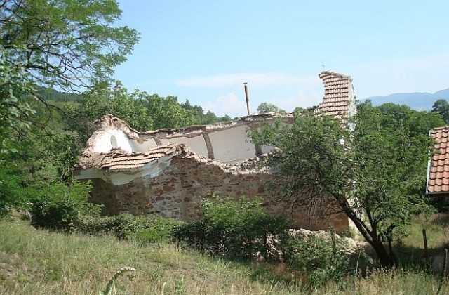 Черквата в Дивотино не дочака обещаното укрепване след земетресението и рухна