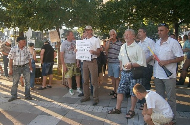 Жега топи протестите