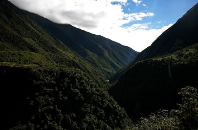 Автобус падна в пропаст в Перу, десетки загинаха