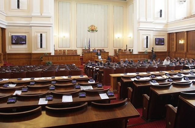 Гласуват увеличение на майчинските на 310 лева