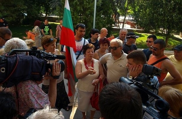 И Спас Гърневски се включи в протеста срещу Каймаканов