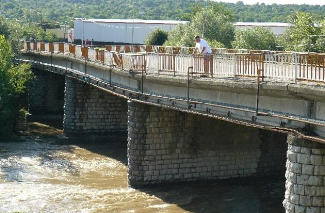 Възстановяват пропадналия мост в Ловеч до шест месеца