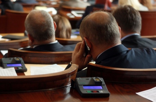 Депутатите подкрепиха мерките на правителството за ребалансиране на енергетиката