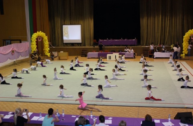 90 момиченца тренираха художествена гимнастика по проект на Министерството на спорта