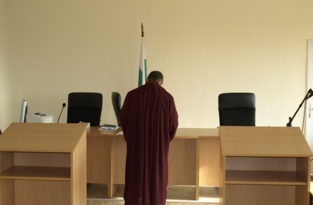 Наказват полицаи и прокурор заради кучето от Тополово