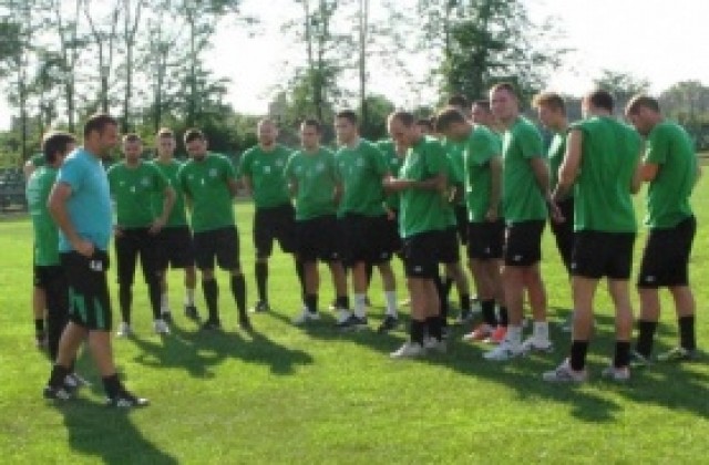 Нефтохимик замина за Казанлък с 21 футболисти