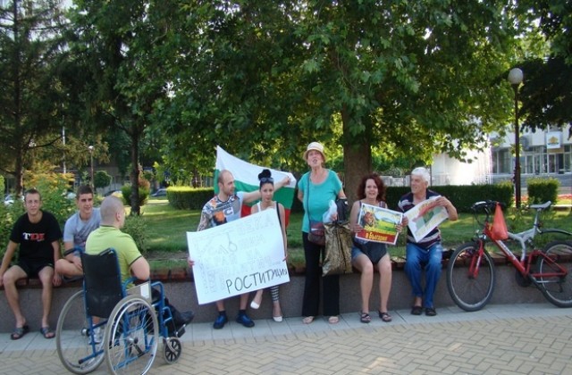В Димитровград протестираха 10 души, в Хасково 6