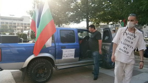 Лекар с хапчета за Болен на протеста в Благоевград
