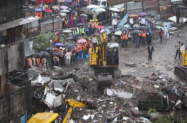 Триетажна сграда се срути в Мумбай, десетима загинаха