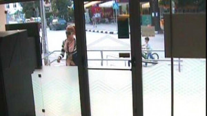 Издирват жената от снимките за кражба на дамска чанта