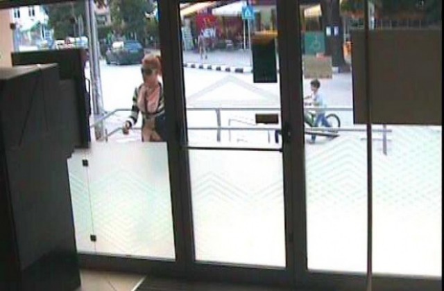 Издирват жената от снимките за кражба на дамска чанта